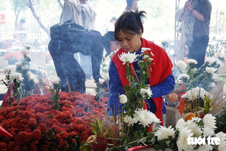 Dòng người xúc động đến viếng Nghĩa trang Liệt sĩ TP.HCM, mang theo niềm tri ân, tự hào - Ảnh 4.