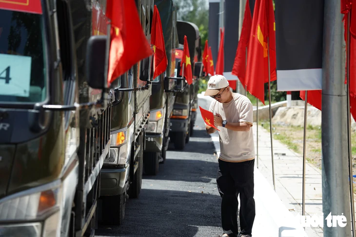 Dòng người xúc động đến viếng Nghĩa trang Liệt sĩ TP.HCM, mang theo niềm tri ân, tự hào - Ảnh 5.