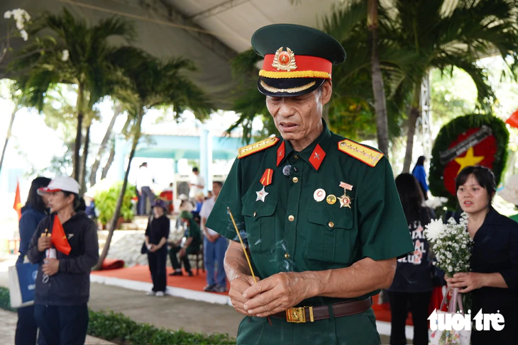 Dòng người xúc động đến viếng Nghĩa trang Liệt sĩ TP.HCM, mang theo niềm tri ân, tự hào - Ảnh 6.