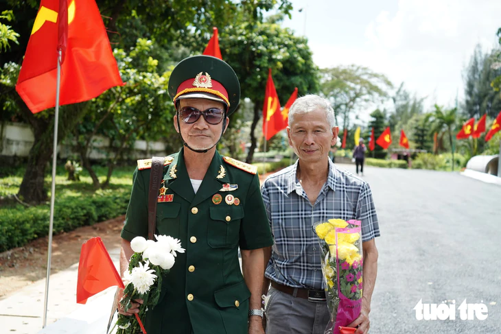 Dòng người xúc động đến viếng Nghĩa trang Liệt sĩ TP.HCM, mang theo niềm tri ân, tự hào - Ảnh 7.