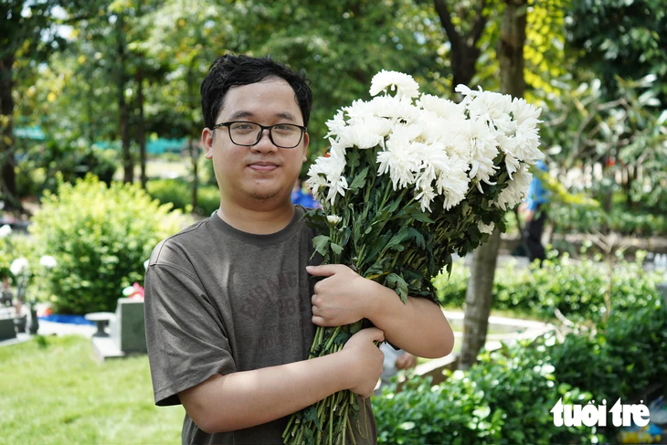Dòng người xúc động đến viếng Nghĩa trang Liệt sĩ TP.HCM, mang theo niềm tri ân, tự hào - Ảnh 8.