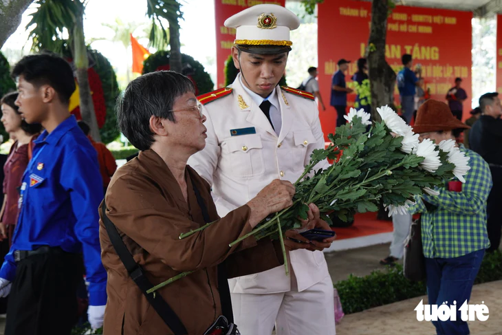 Dòng người xúc động đến viếng Nghĩa trang Liệt sĩ TP.HCM, mang theo niềm tri ân, tự hào - Ảnh 10.