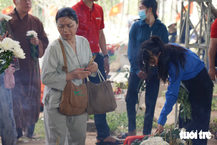 Dòng người xúc động đến viếng Nghĩa trang Liệt sĩ TP.HCM, mang theo niềm tri ân, tự hào - Ảnh 11.