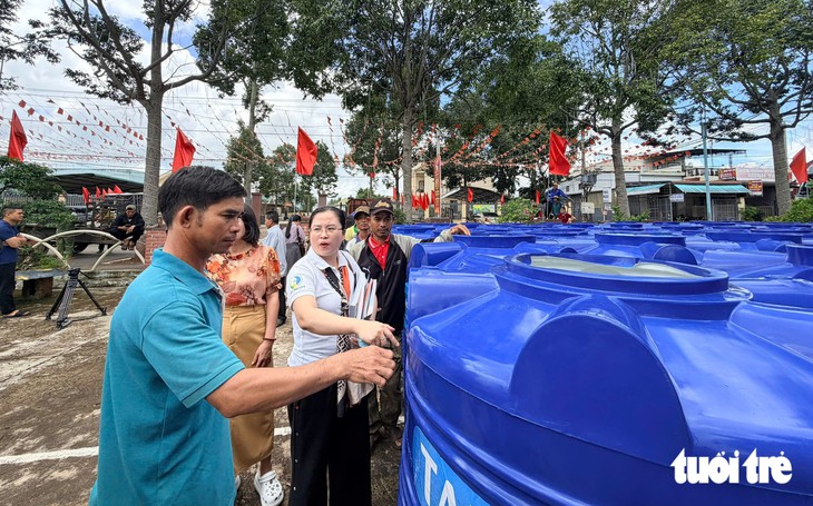Trao bồn chứa nước giúp người dân Đắk Lắk ứng phó El Niño - Ảnh 3.
