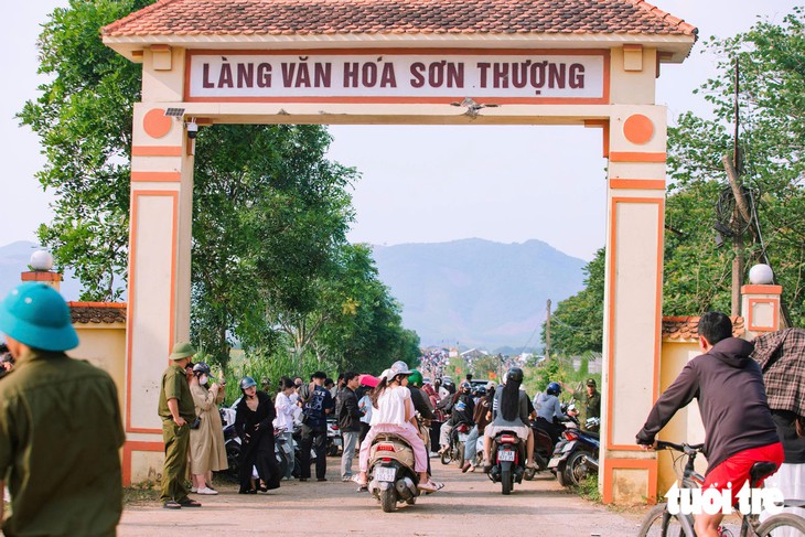 Lạc bước giữa sắc vàng cánh đồng hoa hướng dương lớn nhất Việt Nam - Ảnh 4.