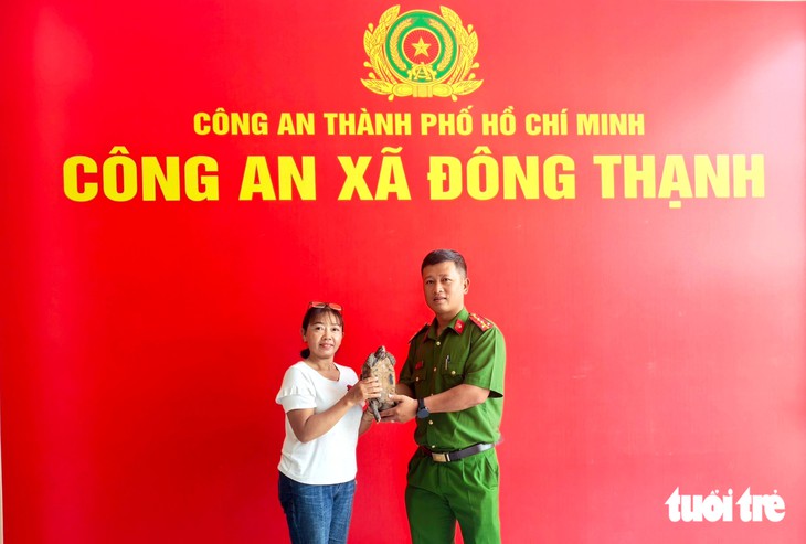Phát hiện rùa núi vàng 'lạc' giữa đường ở Đông Thạnh, chủ quán cà phê liền giao nộp công an - Ảnh 1.