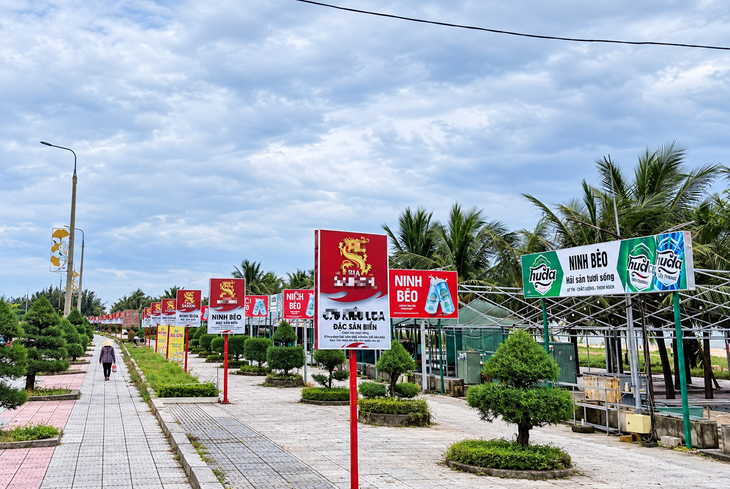 Hơn 100 quán hải sản dọc bờ kè biển Nhật Lệ có thể chuyển qua mô hình lưu động? - Ảnh 1.