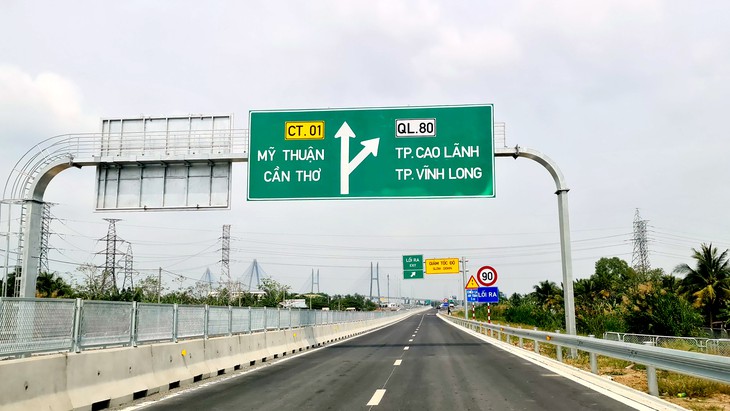 Cao tốc Mỹ Thuận - Cần Thơ tạm cấm xe ban đêm để lắp giá long môn và làm cầu vượt - Ảnh 2.
