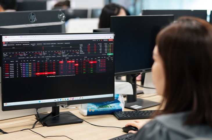VN-Index mất gần 15 điểm, cổ phiếu thép 'nổi sóng' - Ảnh 1.