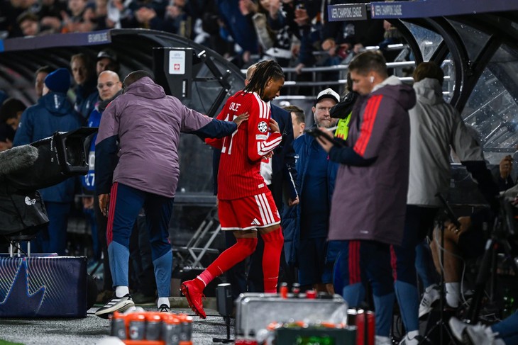 Olise nhận bão chỉ trích sau hành vi không fair-play - Ảnh 1.