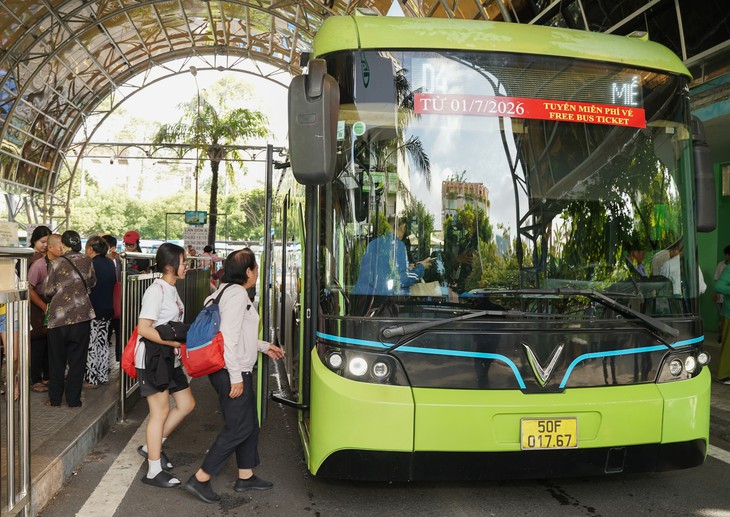 Giao thông công cộng phục vụ 14 triệu dân TP.HCM: Khách tăng, xe buýt càng ngày càng đẹp - Ảnh 1.