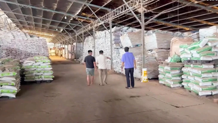 Bộ Công an khen Công an Đắk Lắk phá đường dây sản xuất, buôn bán 24.000 tấn phân bón giả - Ảnh 1.