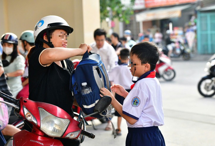 Kinh hoàng năm đầu cấp 2: 'Cuộc đua' từ 5h30 sáng đến 23h đêm của trẻ lớp 6 - Ảnh 1.
