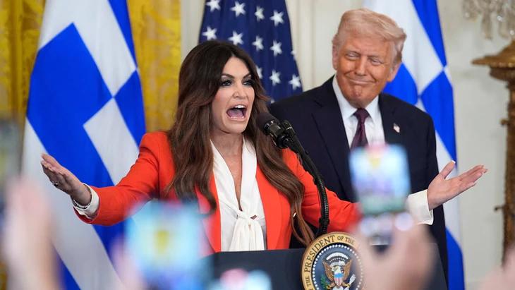 Từng là con dâu 'hụt' được ông Trump hết lời ca ngợi, vì sao nữ đại sứ Mỹ mất chức? - Ảnh 1.