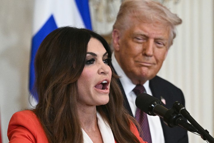 Từng là con dâu 'hụt' được ông Trump hết lời ca ngợi, vì sao nữ đại sứ Mỹ mất chức? - Ảnh 4.