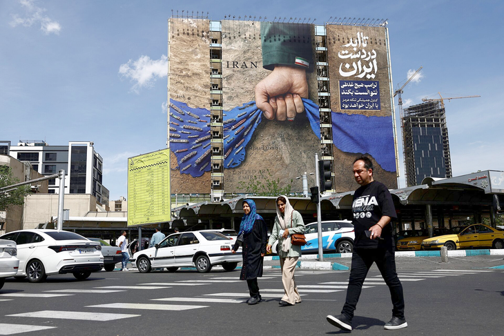Mỹ nói Iran đang sụp đổ kinh tế, Tehran phản pháo 'ảo tưởng' - Ảnh 2.