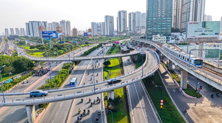 Giao thông công cộng phục vụ 14 triệu dân TP.HCM: Khách tăng, xe buýt càng ngày càng đẹp - Ảnh 7.