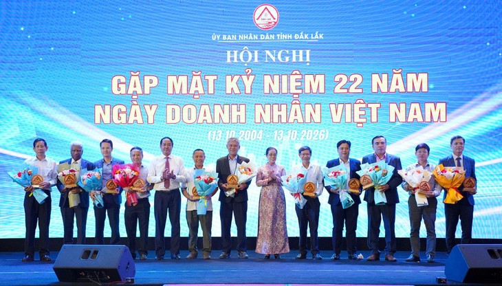 PC Đắk Lắk nhận biểu trưng Top 50 doanh nghiệp tiêu biểu tỉnh Đắk Lắk - Ảnh 1.