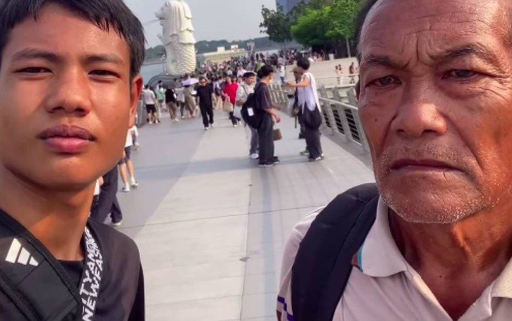 Chàng trai Thái 16 tuổi đưa ông ngoại vượt 2.000km đến Singapore - Ảnh 1.