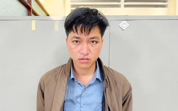 Người đàn ông dùng dao đâm nhiều nhát vào tài xế ô tô, công an đang truy bắt  - Ảnh 2.
