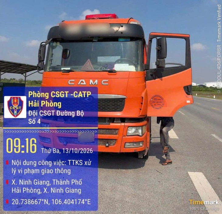 Xe đầu kéo bị tước phù hiệu vẫn phi ra đường, Hải Phòng phạt 17 triệu đồng chủ xe lẫn tài xế - Ảnh 1.
