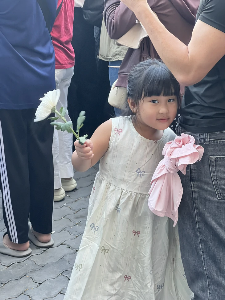 Những đóa hoa gửi tặng linh hồn liệt sĩ - Ảnh 3.