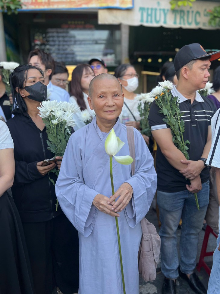 Những đóa hoa gửi tặng linh hồn liệt sĩ - Ảnh 4.