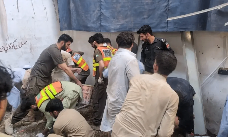 Sập mái trường ở Pakistan: 17 học sinh thiệt mạng - Ảnh 1.