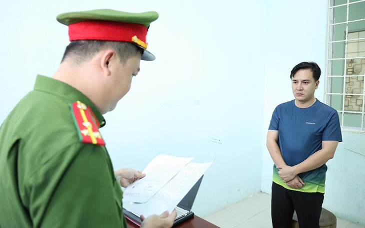Tạm giam giám đốc phòng giao dịch lừa đảo chiếm đoạt tài sản - Ảnh 1.