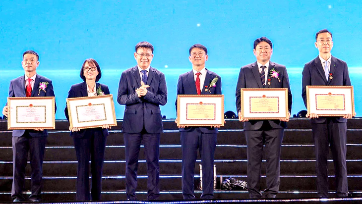 Liên danh đóng tàu đầu tiên giữa Việt Nam - Hàn Quốc tròn 30 năm - Ảnh 1.
