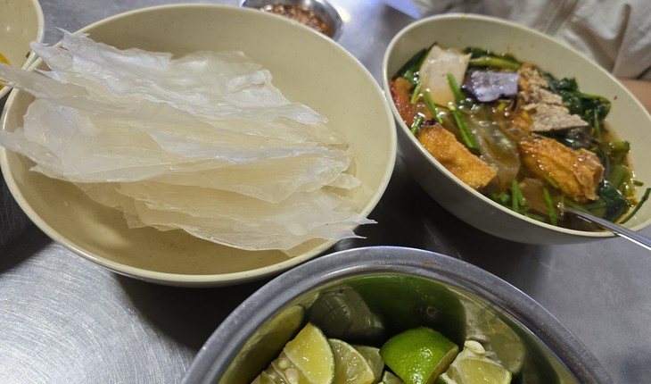 Bún riêu biến tấu thành gỏi cuốn bình dân đến món ăn trên bàn tiệc sang trọng - Ảnh 5.