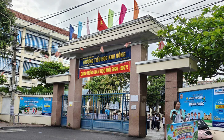 Vụ nhập trường, 2 hiệu trưởng xuống làm giáo viên: Chủ tịch phường nói gì? - Ảnh 2.