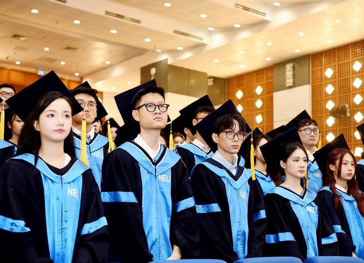 Tỉ lệ sinh viên tốt nghiệp xuất sắc khối trường kinh tế ngày càng 'lạm phát' - Ảnh 1.