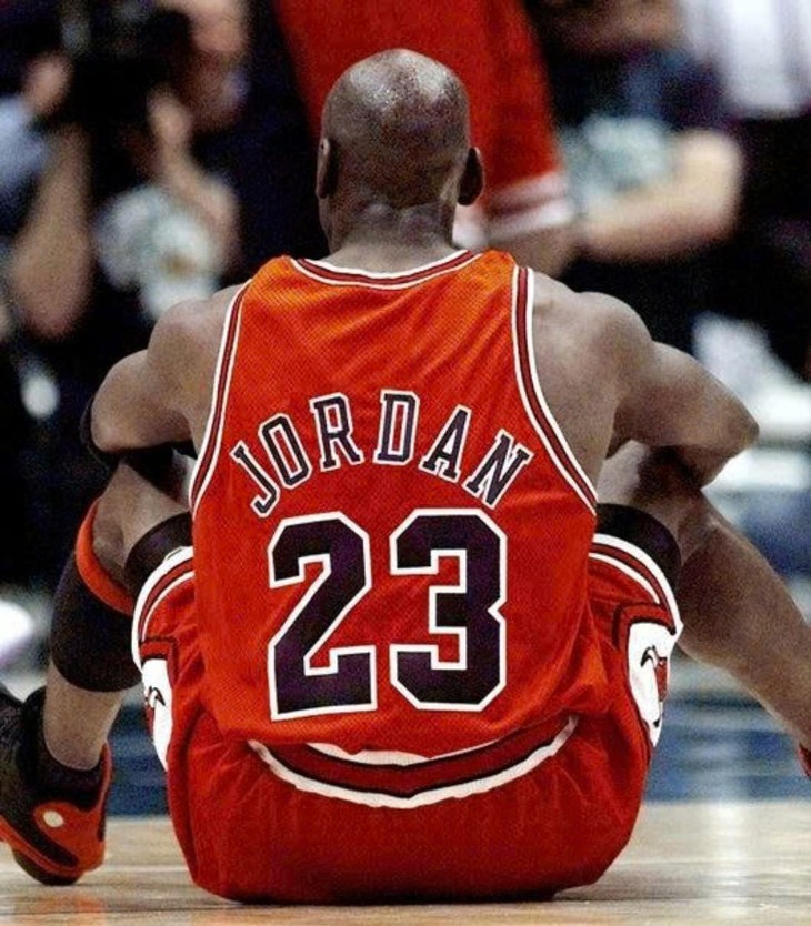 Áo đấu đã sử dụng của huyền thoại bóng rổ Michael Jordan có giá khó tin - Ảnh 1.