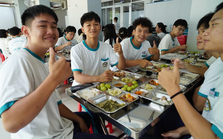 Mở cửa bếp ăn bán trú: Phụ huynh muốn 'mắt thấy tai nghe', trường học lo 'giám sát phong trào'   - Ảnh 3.