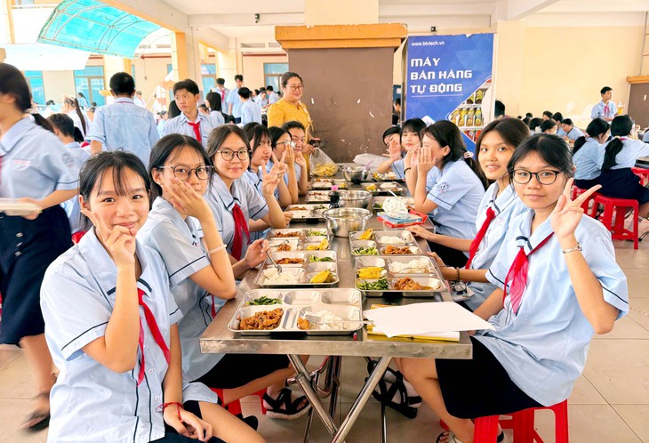 Mở cửa bếp ăn trường học cho phụ huynh giám sát, làm sao tránh cảnh 'mở nửa cánh cửa'? - Ảnh 2.