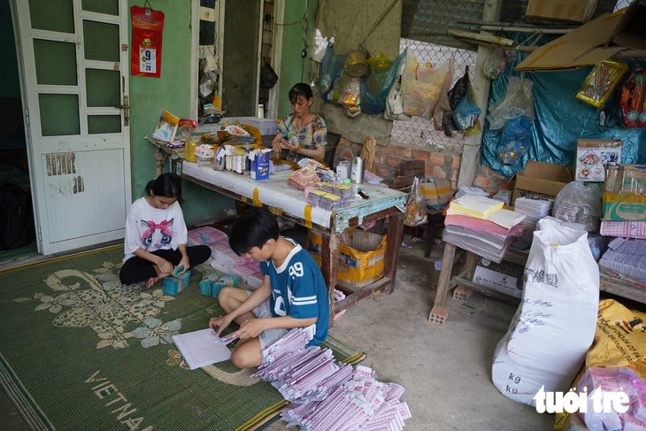 Tiếp sức đến trường Nhiều ngày xin nghỉ học để xếp giấy kiếm từng đồng, nữ sinh mồ côi cha đậu đại học Y dược - Ảnh 3.
