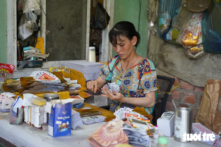 Tiếp sức đến trường Nhiều ngày xin nghỉ học để xếp giấy kiếm từng đồng, nữ sinh mồ côi cha đậu đại học Y dược - Ảnh 4.