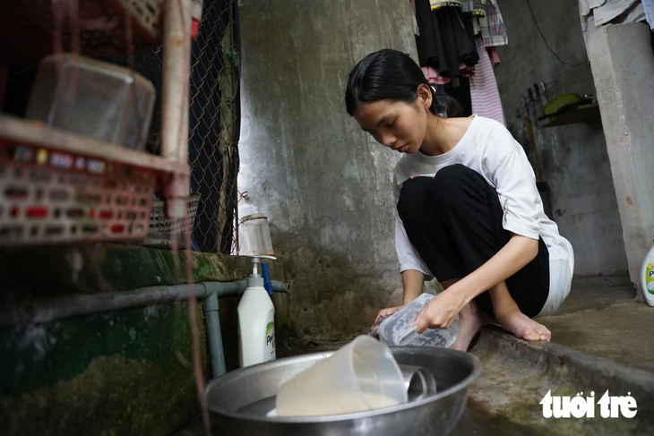 Tiếp sức đến trường Nhiều ngày xin nghỉ học để xếp giấy kiếm từng đồng, nữ sinh mồ côi cha đậu đại học Y dược - Ảnh 5.