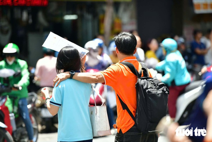 Vụ học sinh lớp 6 học đến 23h: Do chương trình quá nặng hay phụ huynh ép uổng? - Ảnh 1.