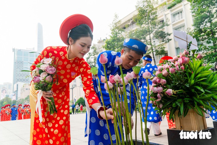 52 Cặp cô dâu chú rể rước dâu Đặc biệt bằng xe đạp và metro tại TP . HCM 2026 - Ảnh 3.