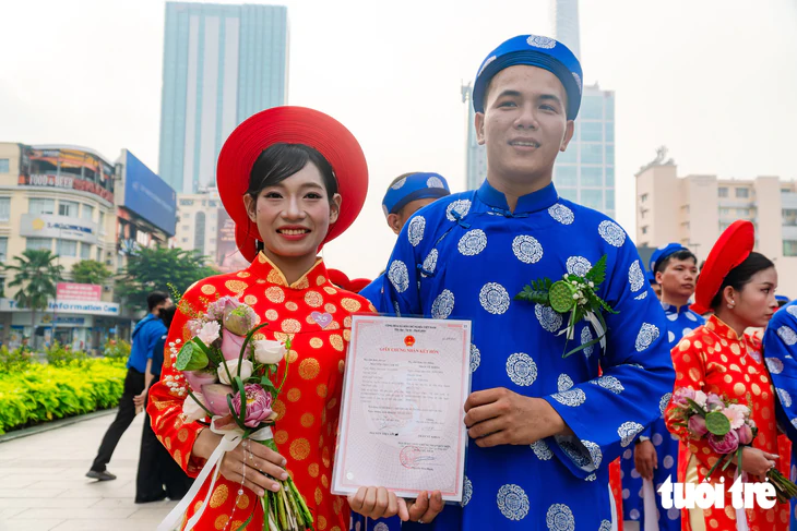 52 Cặp cô dâu chú rể rước dâu Đặc biệt bằng xe đạp và metro tại TP . HCM 2026 - Ảnh 7.