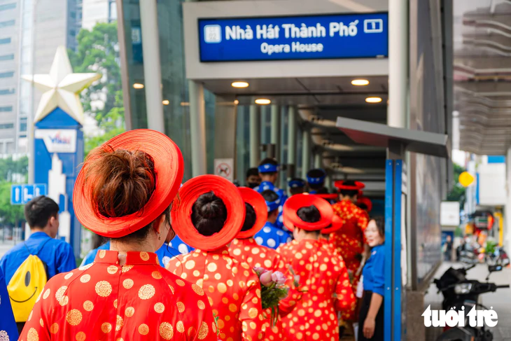 52 Cặp cô dâu chú rể rước dâu Đặc biệt bằng xe đạp và metro tại TP . HCM 2026 - Ảnh 8.