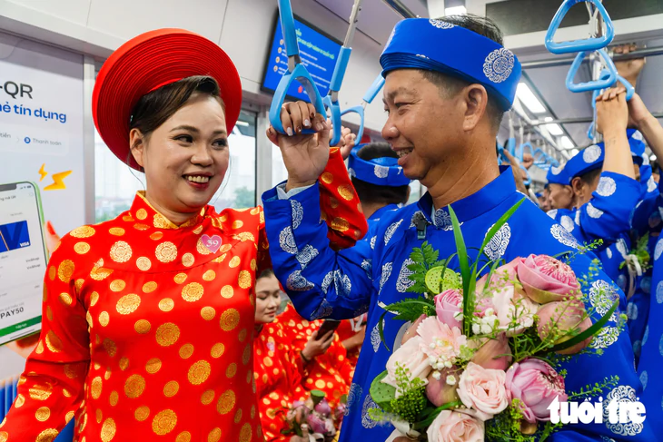 52 Cặp cô dâu chú rể rước dâu Đặc biệt bằng xe đạp và metro tại TP . HCM 2026 - Ảnh 11.