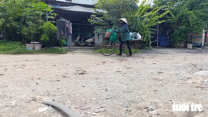 Đà Nẵng: Vì sao đoạn đường đất 20m giữa phố cả chục năm chưa xong? - Ảnh 1.