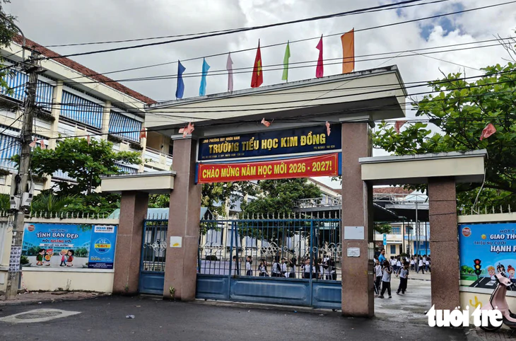 Vụ nhập trường, 2 hiệu trưởng xuống làm giáo viên: Chủ tịch phường nói gì? - Ảnh 1.