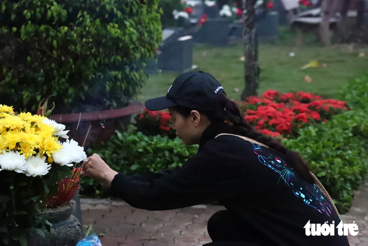Đêm thứ hai, lòng tri ân vẫn hướng về các liệt sĩ công viên Lê Thị Riêng tại nghĩa trang Liệt sĩ thành phố - Ảnh 6.