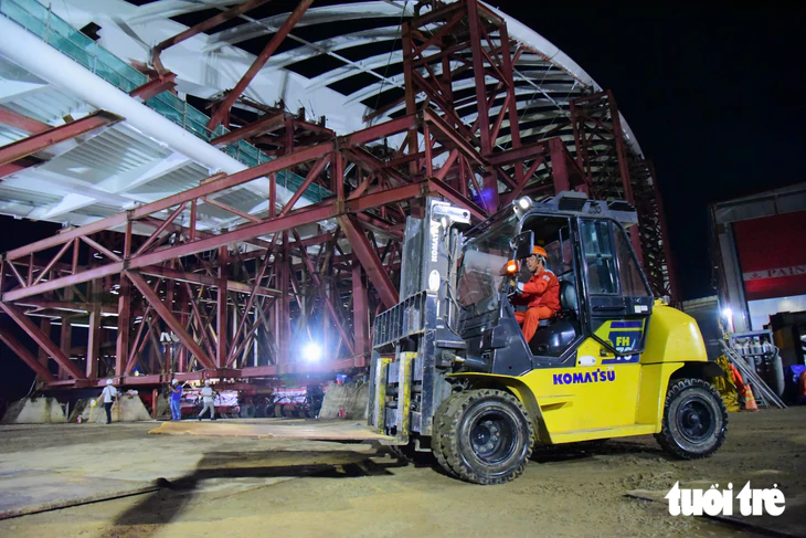 Xuyên đêm hạ thủy nhịp cầu đi bộ 3.400 tấn qua sông Sài Gòn - Ảnh 5.