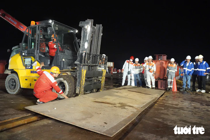 Xuyên đêm hạ thủy nhịp cầu đi bộ 3.400 tấn qua sông Sài Gòn - Ảnh 2.