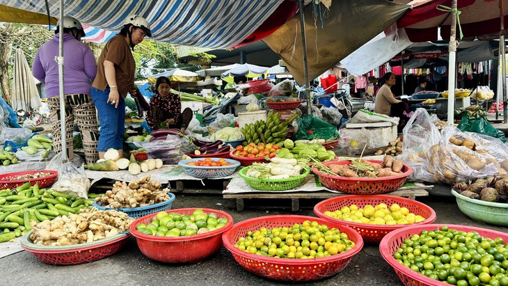 Giá cả đầu ngày: Chanh tăng giá gấp hơn 2 lần, siêu thị đẩy mạnh bình ổn giá mùa cuối năm - Ảnh 1.